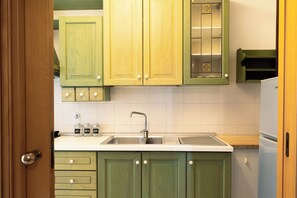 Kühlschrank, Mikrowelle, Ofen, Herdplatte