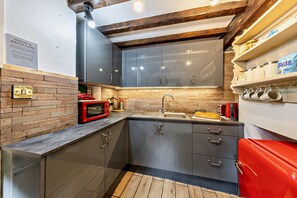 Frigorifero, microonde, forno, pentole/stoviglie/utensili