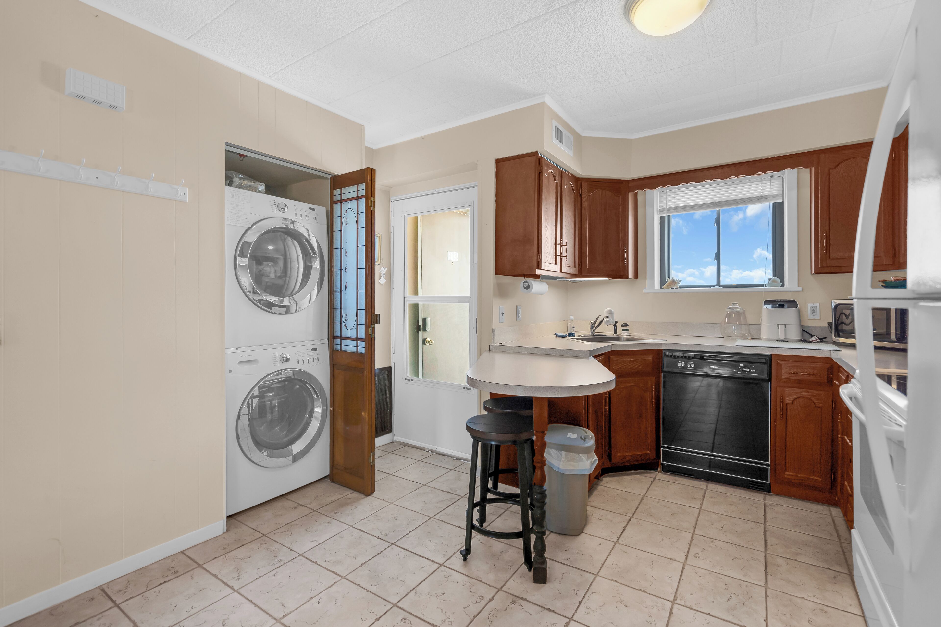 Oceanview Getaway! Free Parking + Washer/Dryer