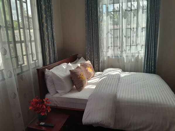 2 عدّة غرف نوم ومكواة/لوح كي وواي فاي وملاءات أسرّة