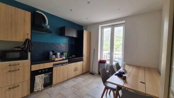 Een koelkast, een microgolfoven, een oven, een vaatwasser