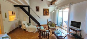 TV - Charming accommodation with pleasant terrace (Saint-Raphaël)