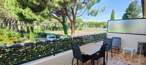 Outdoor dining - Charming accommodation with pleasant terrace (Saint-Raphaël)