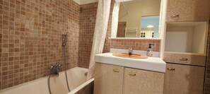 Hair dryer, towels - Charming accommodation with pleasant terrace (Saint-Raphaël)