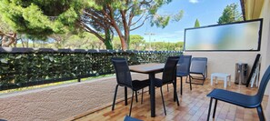Outdoor dining - Charming accommodation with pleasant terrace (Saint-Raphaël)