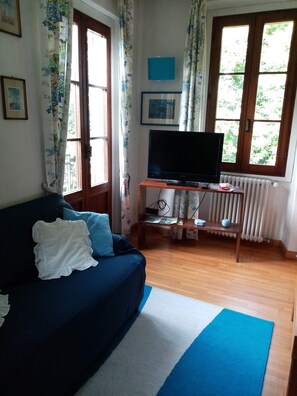 Ping pong - Elegant private room with lake view balcony (Castelveccana)
