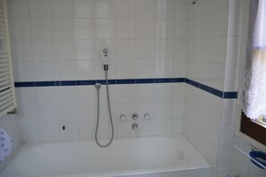 Shower, hair dryer, bidet, towels - Elegant private room with lake view balcony (Castelveccana)