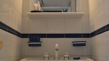 Dusche, Haartrockner, Bidet, HandtĂŒcher