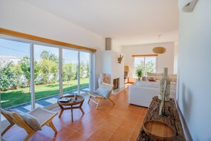 Télévision, cheminée