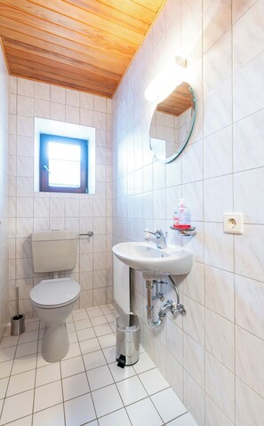 Hiustenkuivaaja, pyyhkeet, saippua, vessapaperi