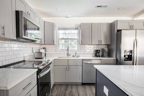 Neighborhood Nest In Quiet Area