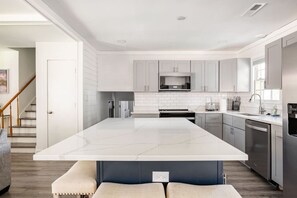 Fridge, microwave, oven, stovetop - Neighborhood Nest In Quiet Area (Charleston)