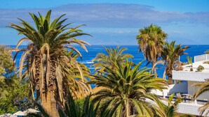A coastal view with palm trees and a clear blue sky. - Exclusive Sea Views Villamar - Big Terrace & Pool (Costa Adeje)