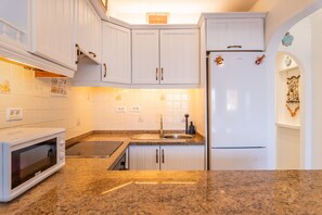 Een koelkast, een microgolfoven, een oven