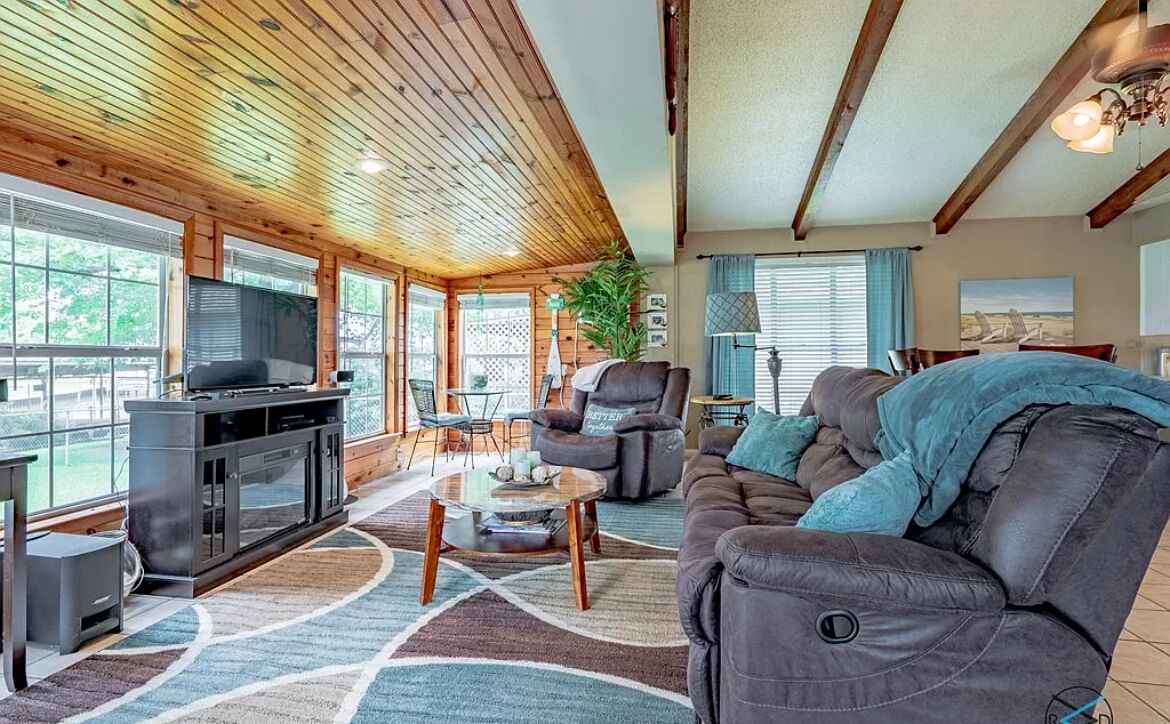 Cedar Creek Lake waterfront 3-bedroom 1.5 bath home - just steps to the water! 