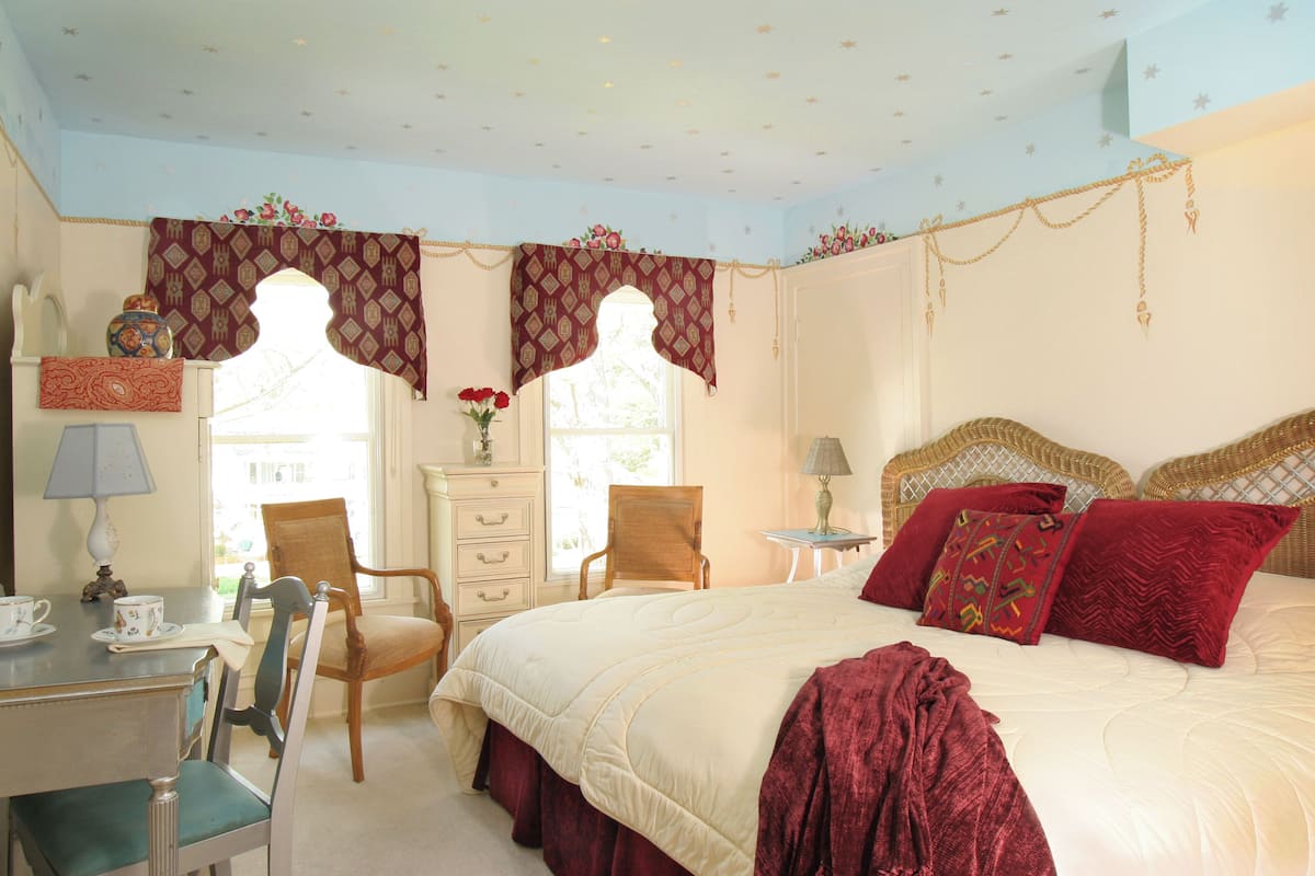 307 Colette Suite | 1 bedroom, hypo-allergenic bedding, down comforters