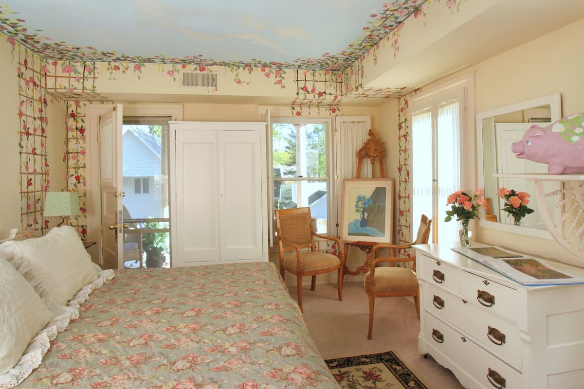 310 E.B. White | 1 bedroom, hypo-allergenic bedding, down comforters