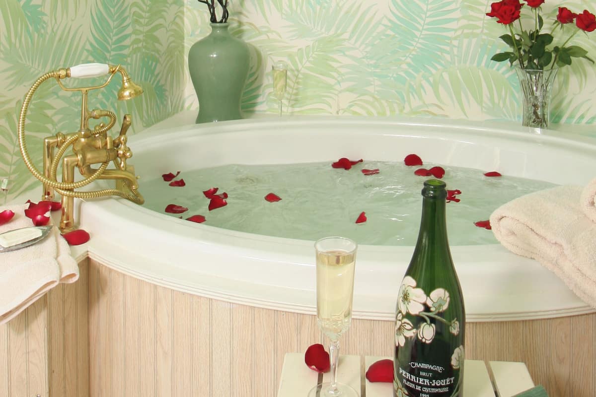 207 Agatha Christie Suite | Bathroom | Free toiletries, hair dryer, bathrobes, towels