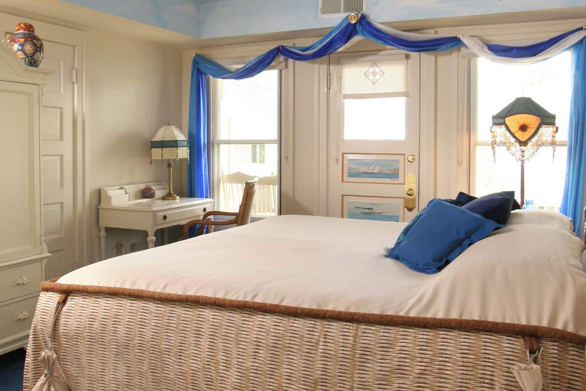 306 Jules Verne | 1 bedroom, hypo-allergenic bedding, down comforters