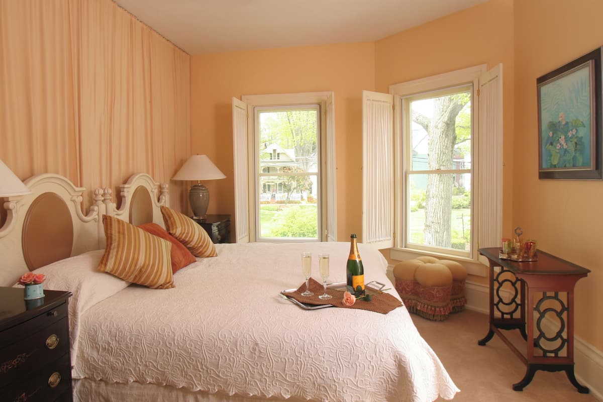 206 Charles Dickens Apartment | 1 bedroom, hypo-allergenic bedding, down comforters