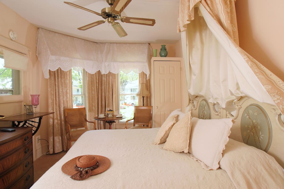 204 Claire Boothe Luce | 1 bedroom, hypo-allergenic bedding, down comforters