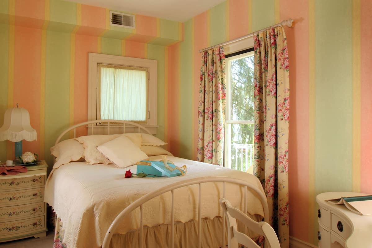 201 Jane Austen | 1 bedroom, hypo-allergenic bedding, down comforters
