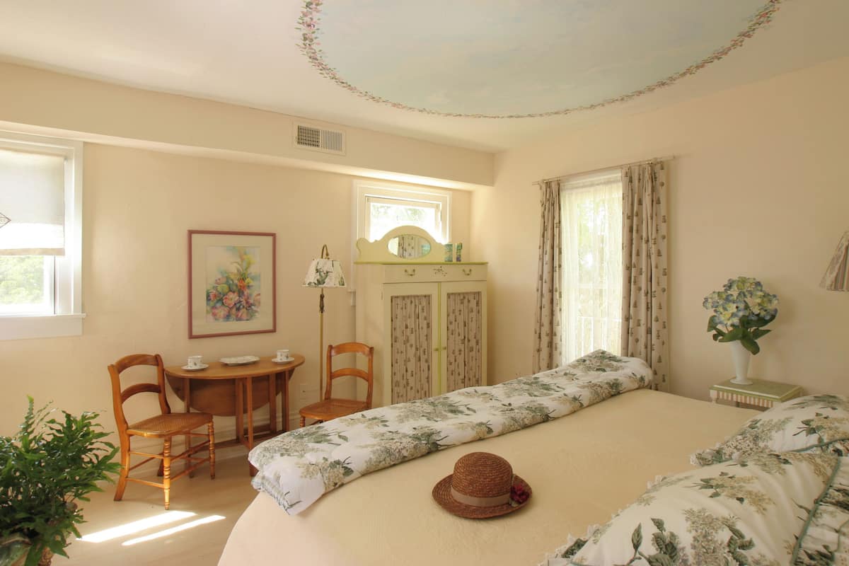 301 Lillian Hellman | 1 bedroom, hypo-allergenic bedding, down comforters