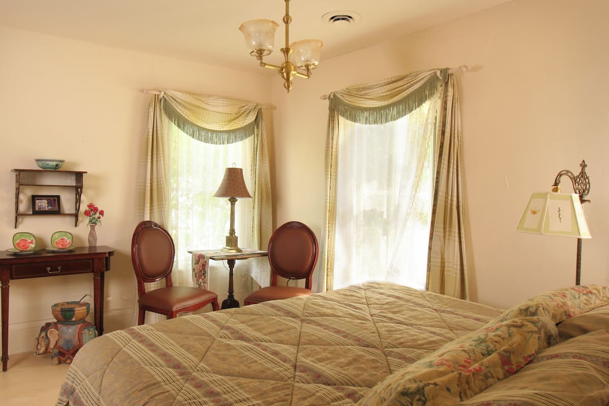401 Robert Burns | 1 bedroom, hypo-allergenic bedding, down comforters