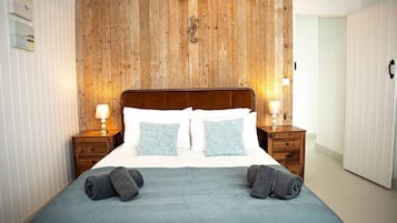 5 bedrooms, iron/ironing board, free WiFi, bed sheets