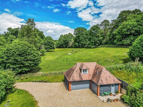 Charming Annexe Lodge with Parking - Pass The Keys