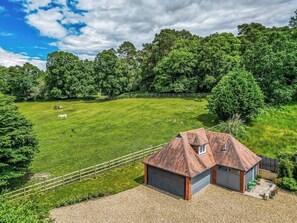 المنطقة المحيطة بالمنشأة