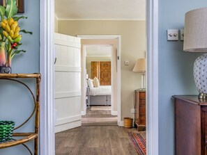 2 bedrooms, iron/ironing board, free WiFi, bed sheets - Charming Cottage With Amazing Views - Pass the Keys (Chichester)