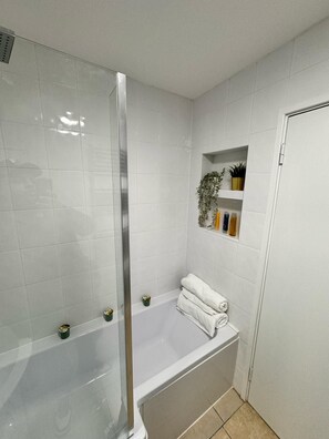 Hair dryer, towels, soap, shampoo - Cosy Apartment in Canary Wharf  (London)