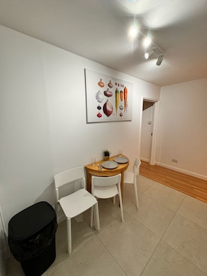 Dining - Cosy Apartment in Canary Wharf  (London)