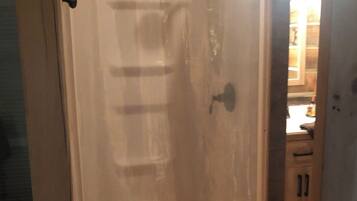 Een douche, een haardroger, handdoeken, zeep