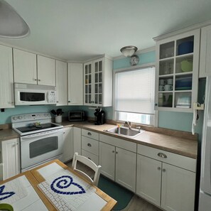 Kylskåp, mikrovågsugn, ugn och spishäll