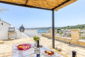 Outdoor dining - Cozy pool house with view, 3 min walk to sea (Castro)