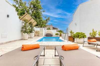 Confortable pool house in town, 3 min walk to sea