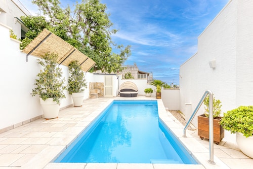 Confortable pool house in town, 3 min walk to sea