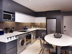 Apartment | Private kitchen | Fridge, microwave, oven, stovetop - Sandtoncity-apartment-sleeps4-pool-parking (Johannesburg)