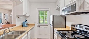 Ivy Cottage,  a charming cottage 5 minutes from downtown Fairhope. 