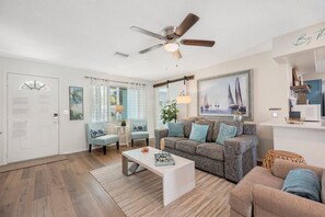 Een smart-tv en boeken