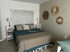 1 Schlafzimmer, Schreibtisch, Bügeleisen/Bügelbrett, Reisekinderbett