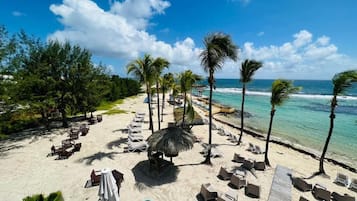 Plage, chaises longues