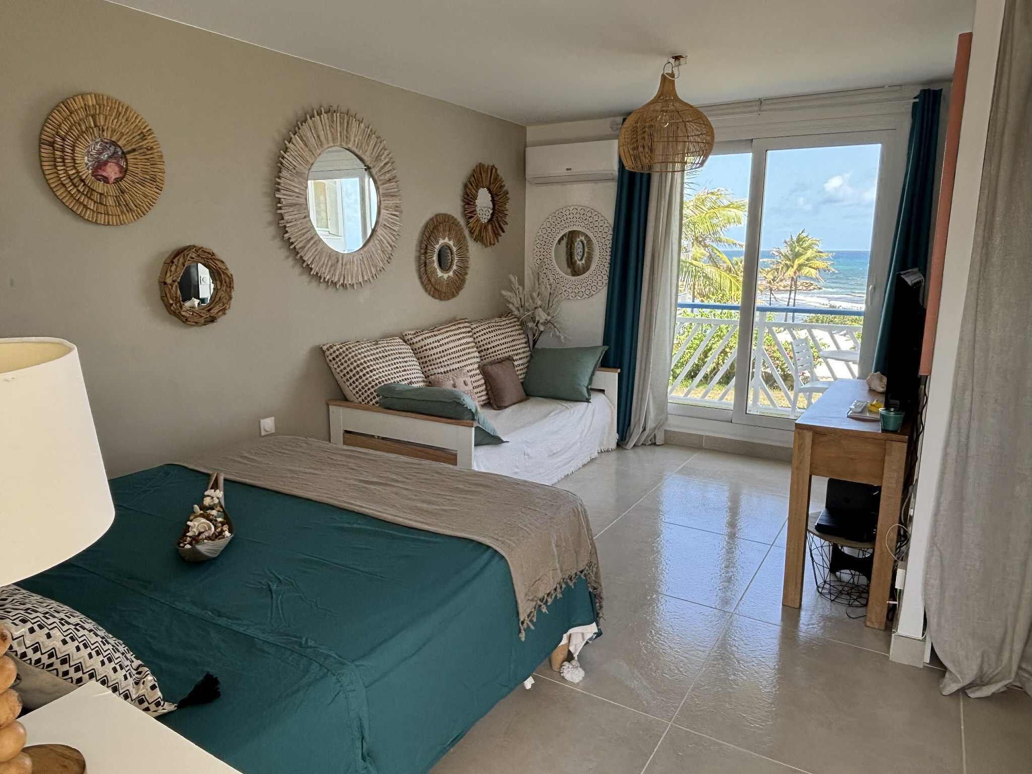 1 habitación, escritorio, tabla de planchar con plancha y cuna de viaje 