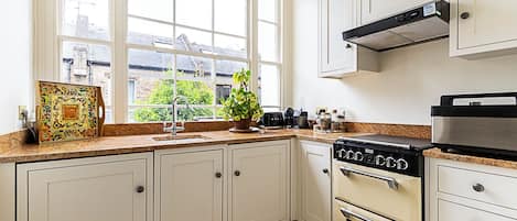 Réfrigérateur, four, plaque de cuisson, cafetière/bouilloire