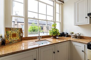 Kühlschrank, Ofen, Herdplatte, Wasserkocher mit Kaffee-/Teezubehör