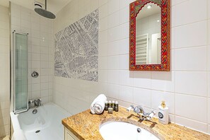 ヘアドライヤー、タオル、石鹸、トイレットペーパー