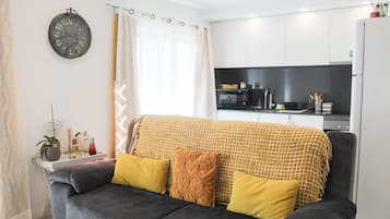 Departamento, vista a la ciudad | Área de sala de estar | Televisión de pantalla plana