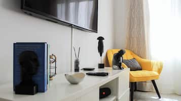 Appartement, uitzicht op stad | Woonruimte | Een flatscreentelevisie